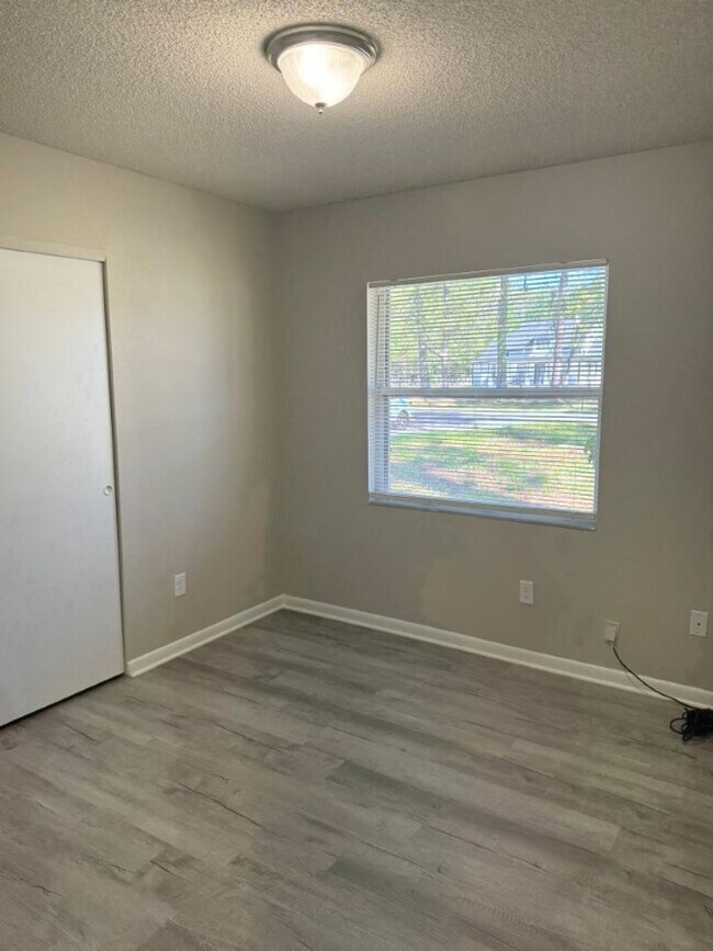 Building Photo - Home For Rent