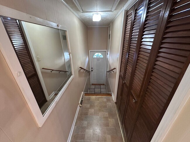 Building Photo - 3 Bedrooms- 2 Bathrooms- House in Armuchee!