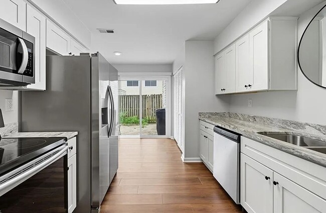 Building Photo - Updated 3BR Townhome — Assigned Parking, HOA Included, Military Welcome. Move in by March 31st an...