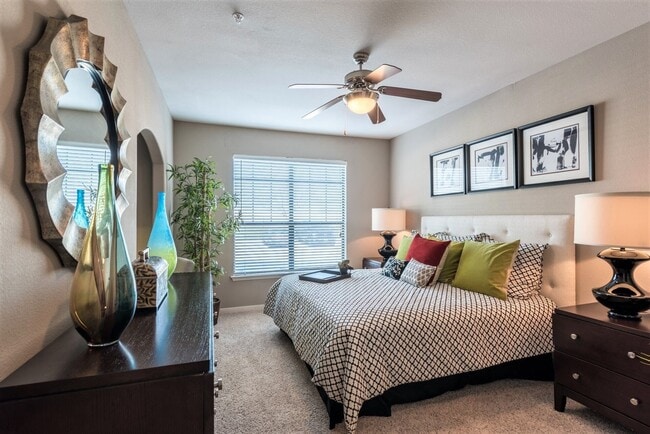 Building Photo - Elevated Lifestyle, With 1 Month Complimen...