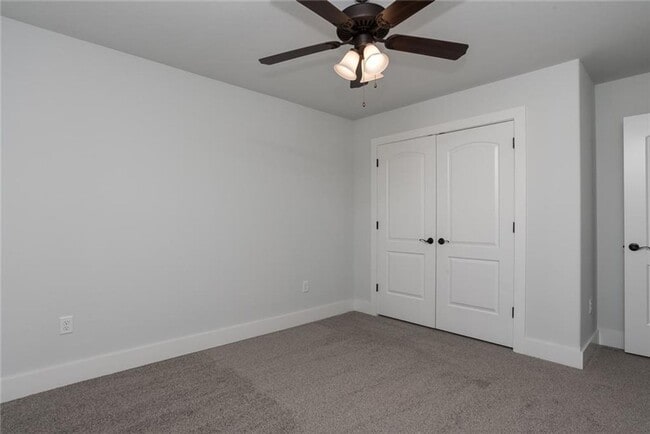 Building Photo - 4 Bed with LOFT!