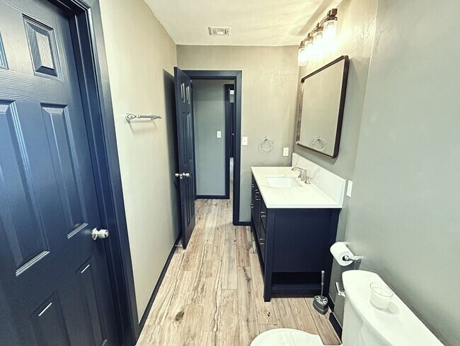 Building Photo - 2114 Allenhurst St