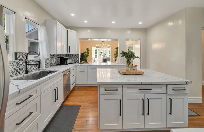 Building Photo - Luxury Bayside Living in Loma Portal with 5 bedrooms & 3 baths!