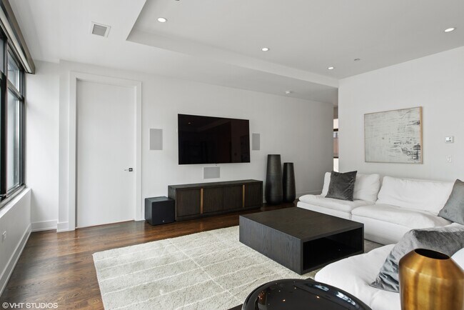 Building Photo - 668 N Kingsbury St