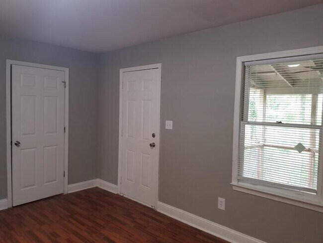 Building Photo - 557 Rustwood Dr