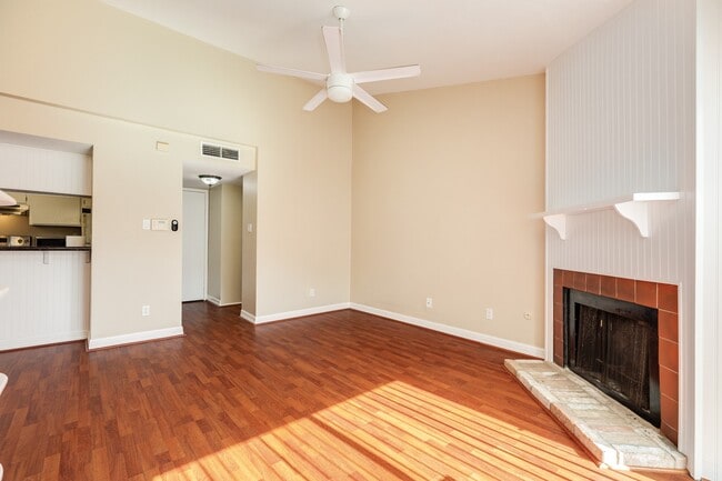 Building Photo - 7140 N Holiday Dr