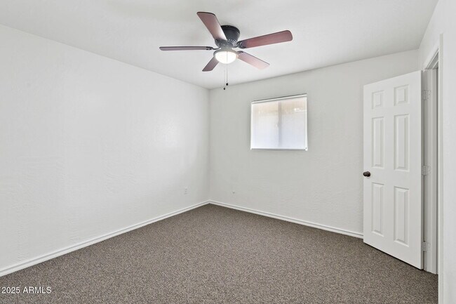 Building Photo - 744 E Meadow Ln
