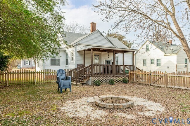 Building Photo - 2103 Pinetree Dr