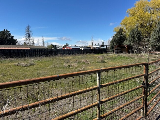 Building Photo - 3 Bedroom Home on Two Acres
