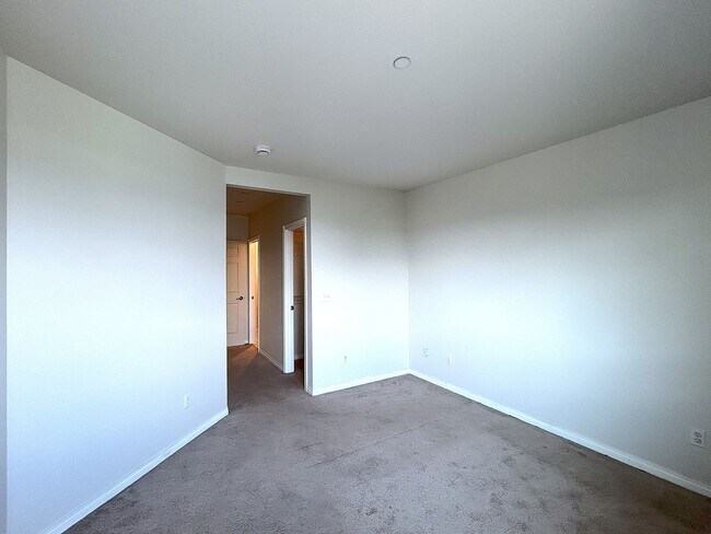 Building Photo - Gorgeous 2-bedroom Townhouse with attached...