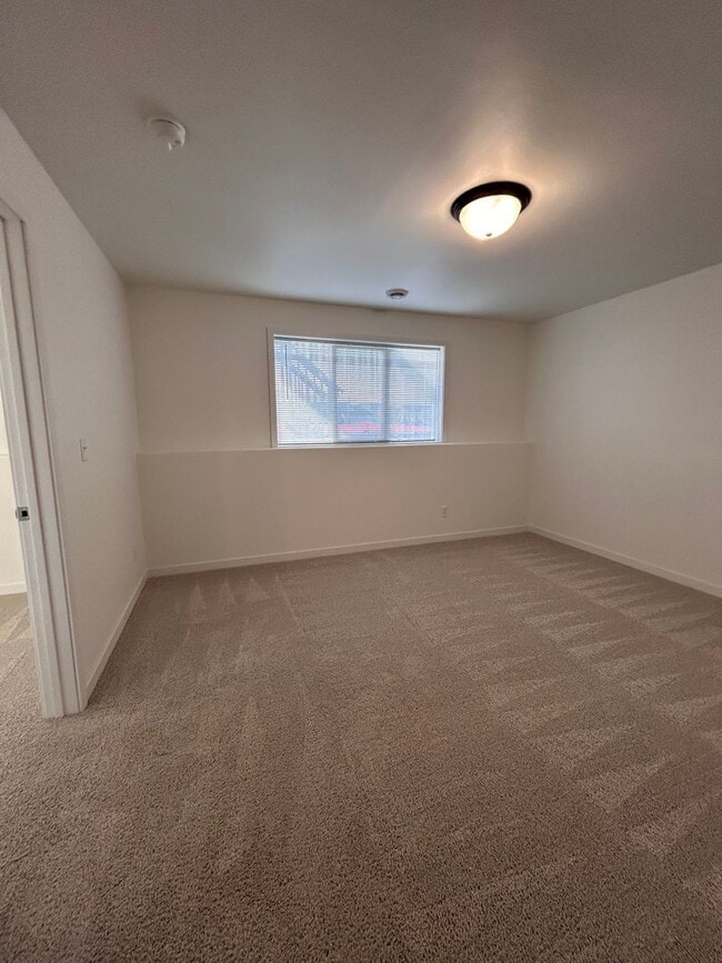 Building Photo - 3 Bed 3 Bath TownHome