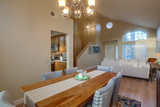 Building Photo - Beautiful, spacious 3 bedroom 2.5 bath hom...