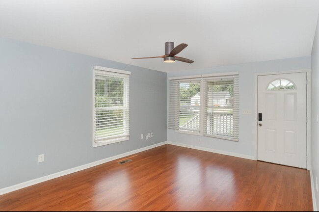 Building Photo - East Nashvile Cottage!