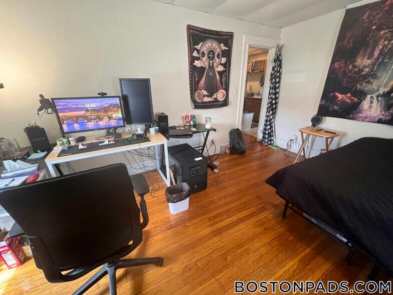 Building Photo - 53 Fellsway W