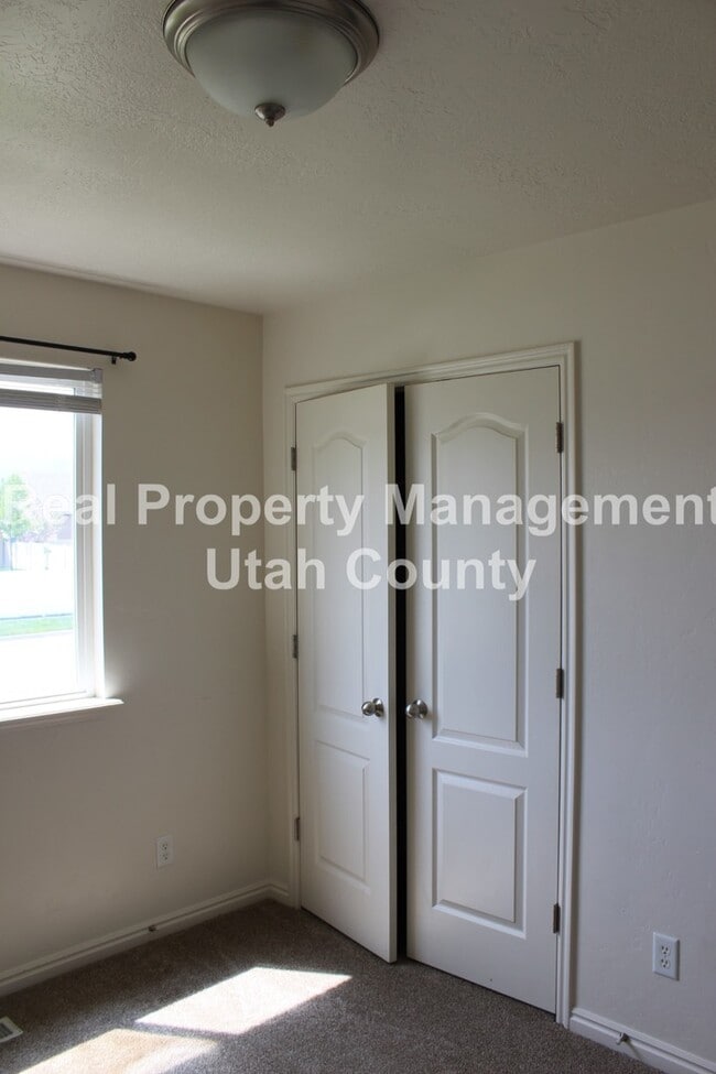 Building Photo - Updated home in Saratoga Springs