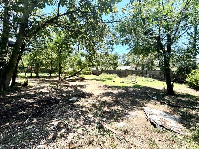 Building Photo - 1603 E 12th St