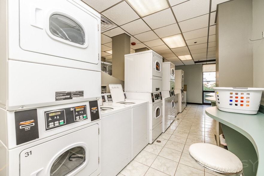 Building Photo - 70 W Huron St