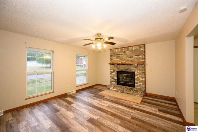 Building Photo - 2001 Oak Meadow Dr