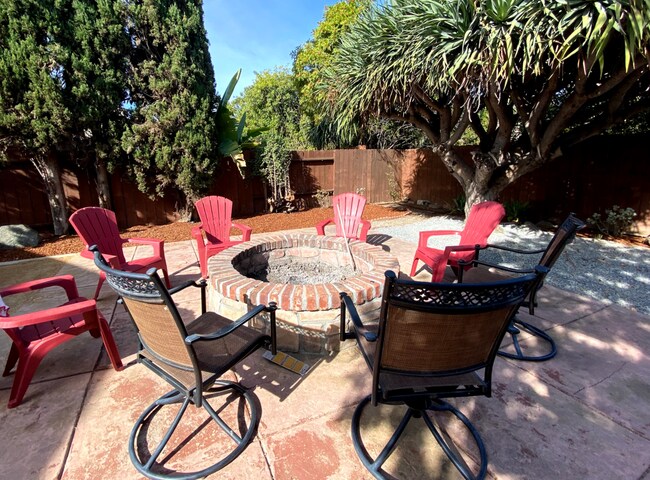 Building Photo - 5BD/2BA, Great Private Yard w/ Fire Pit!