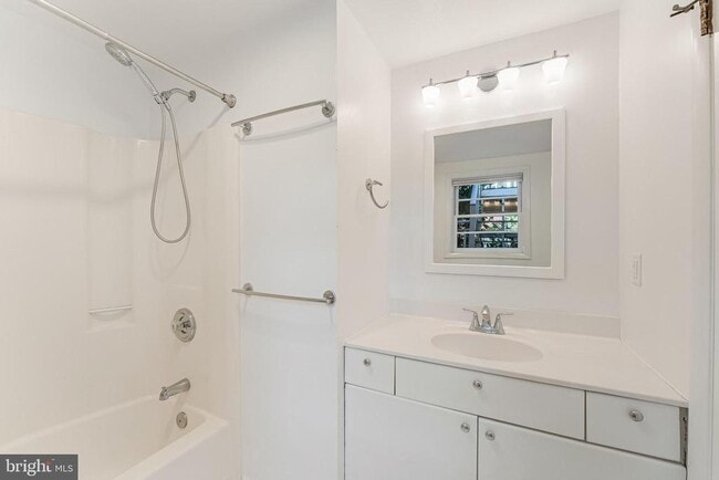 Building Photo - 3867 Chesterbrook Rd