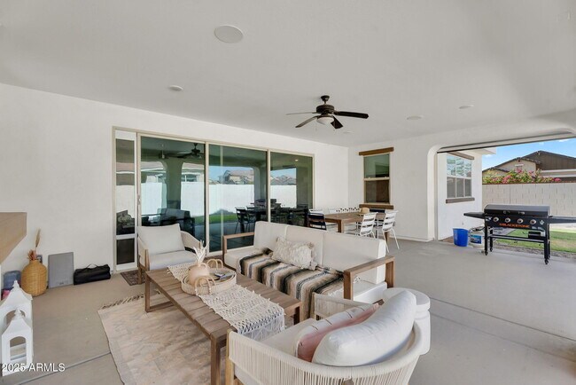 Building Photo - 9418 E Theia Dr