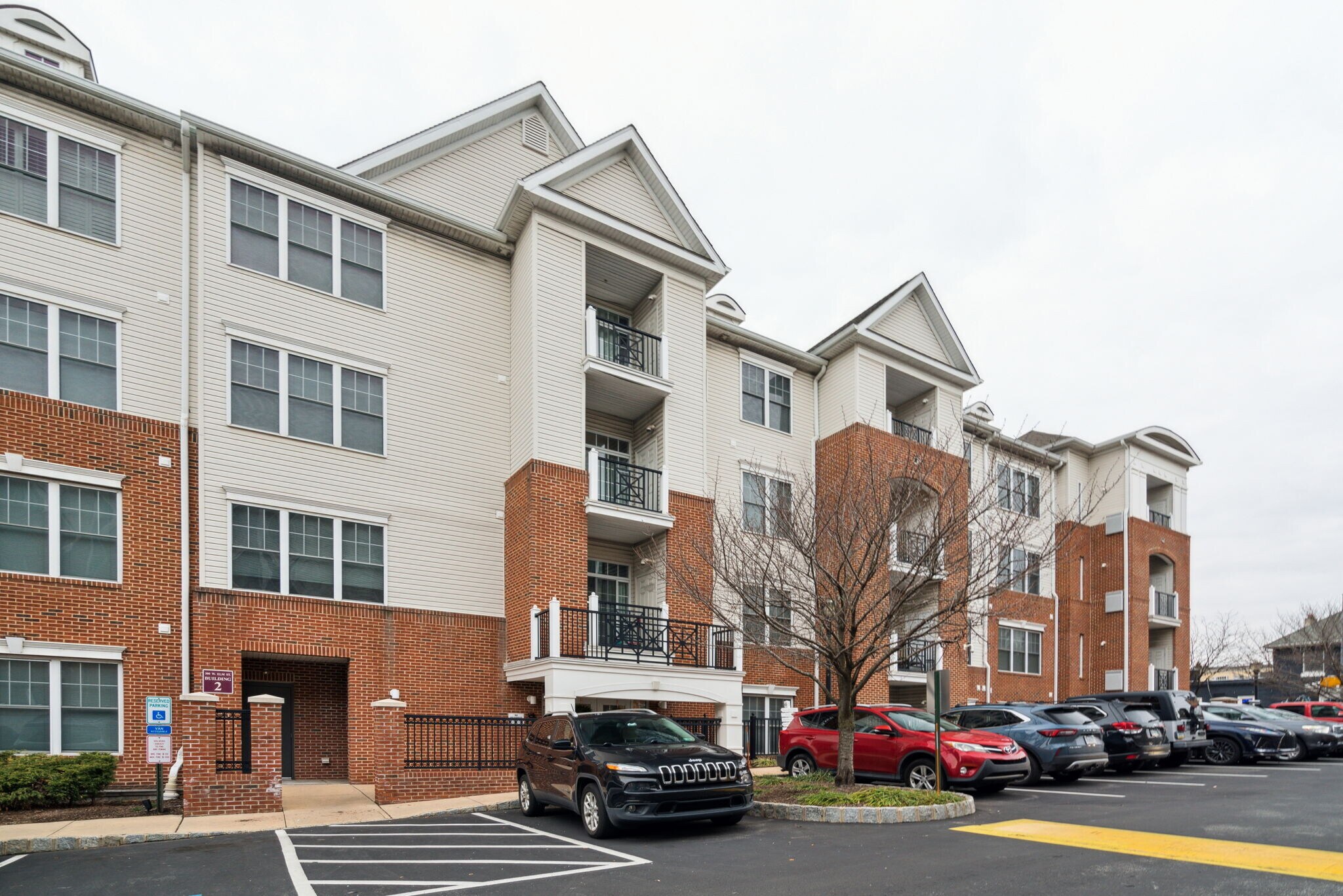 Building Photo - 300 W Elm St