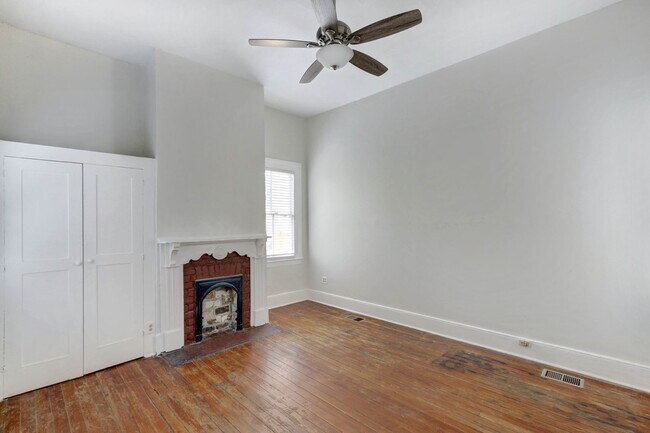 Building Photo - Large Two Bedroom Apartment - Lots of Hist...
