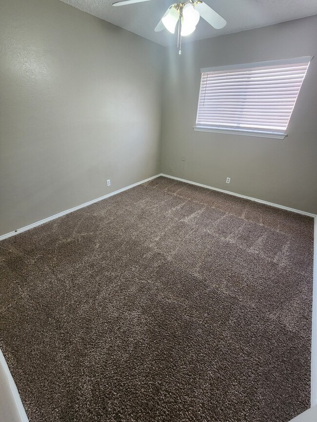 Building Photo - 3 bed 2 bath home, 2 car garage, 2 living areas!