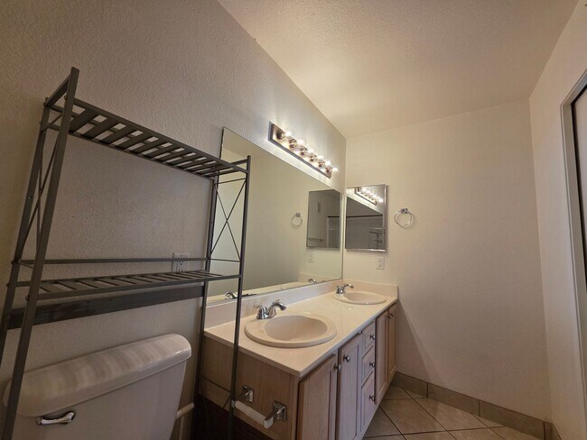 Building Photo - Welcome Home To Canyon Willow