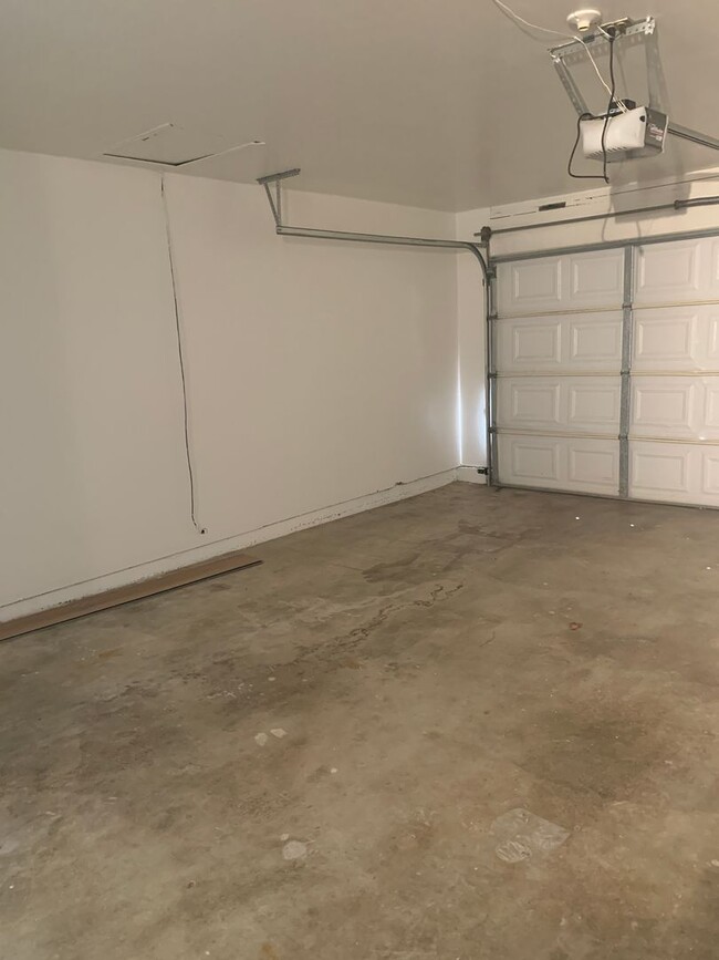 Building Photo - 4 + 2 Home, 2 car garage - Close to the Ve...