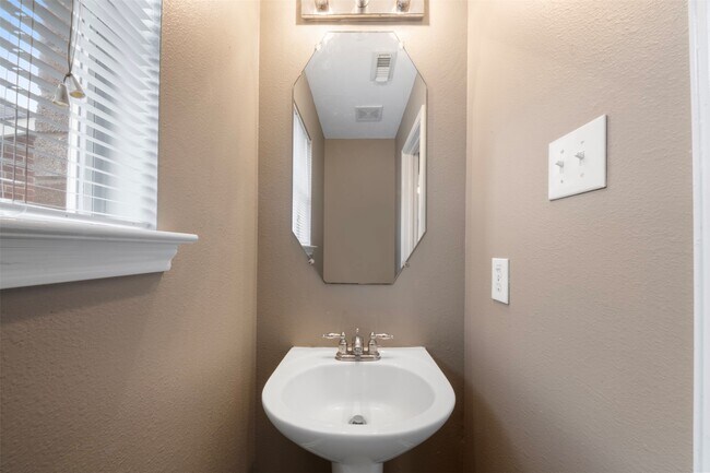 Building Photo - 6803 Highwind Bend Ln