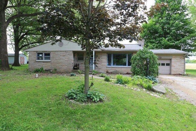Primary Photo - Country Rambler on Large Lot!