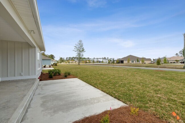 Building Photo - Resort Style living, minutes to town!