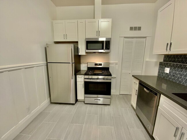 Building Photo - RENOVATED 2BR. Dishwasher! Laundry On-Site...