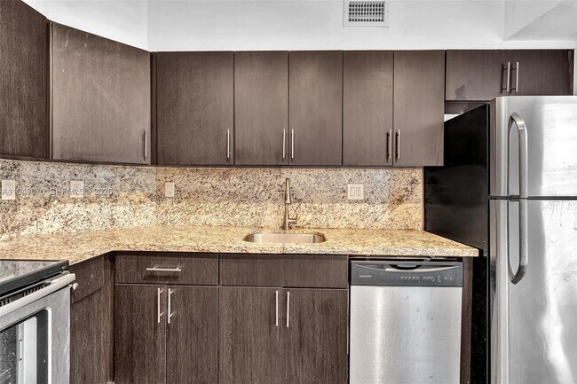 Building Photo - 500 Bayview Dr