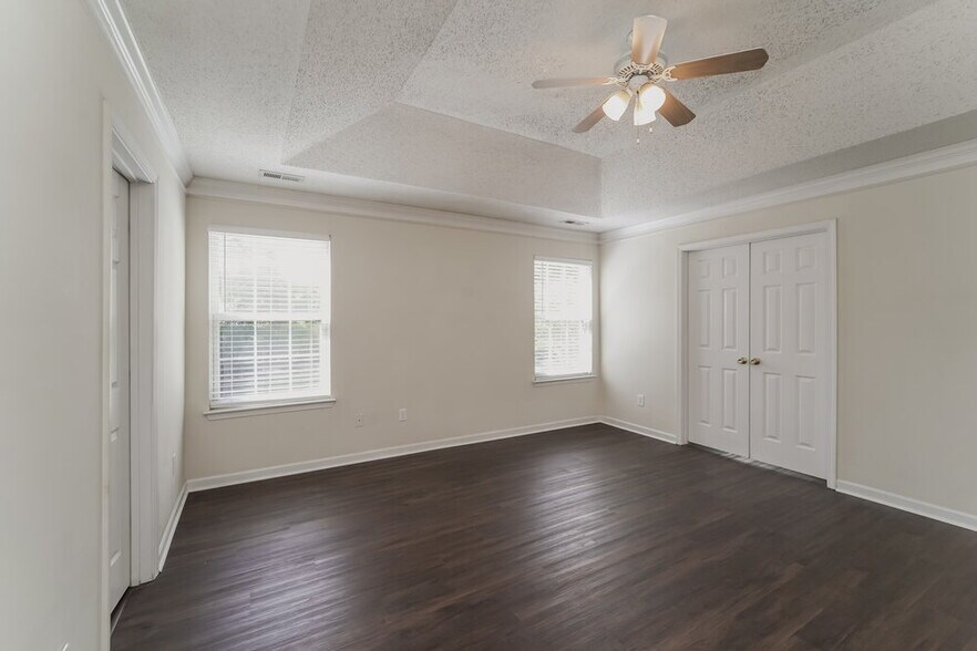 Building Photo - 5900 Hidden Meadow Ln