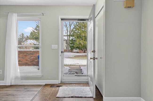 Building Photo - 41070 Southwind Dr