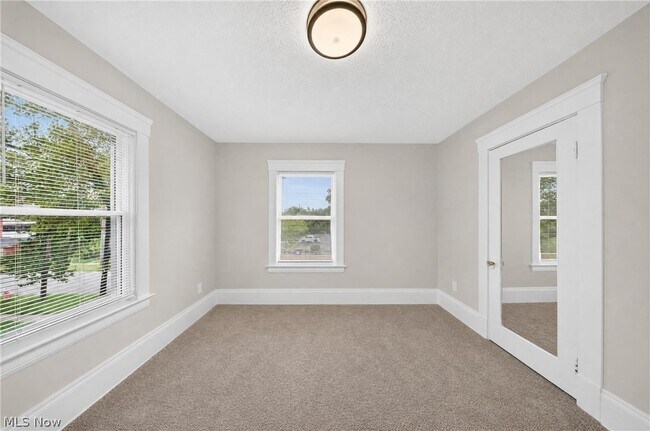 Building Photo - 10524 Lee Ave