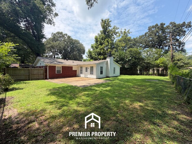 Building Photo - Charming 3BR/2BA East Memphis Home | 1,795 Sq Ft, Hardwood Floors & Fireplace