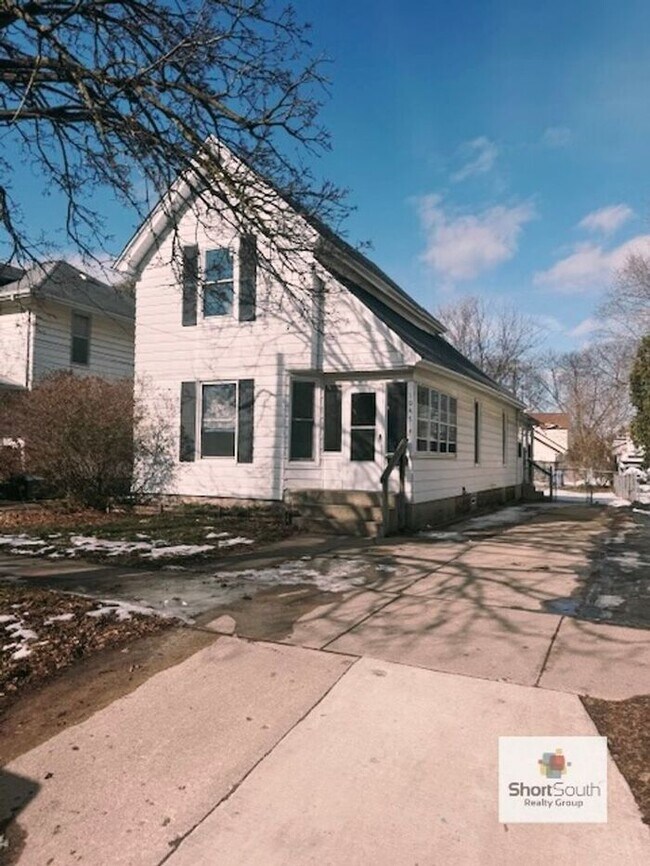 Building Photo - 4 bed 1 bath Single Family Home