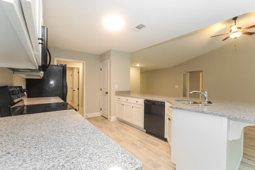 Building Photo - 2068 Providence Rd