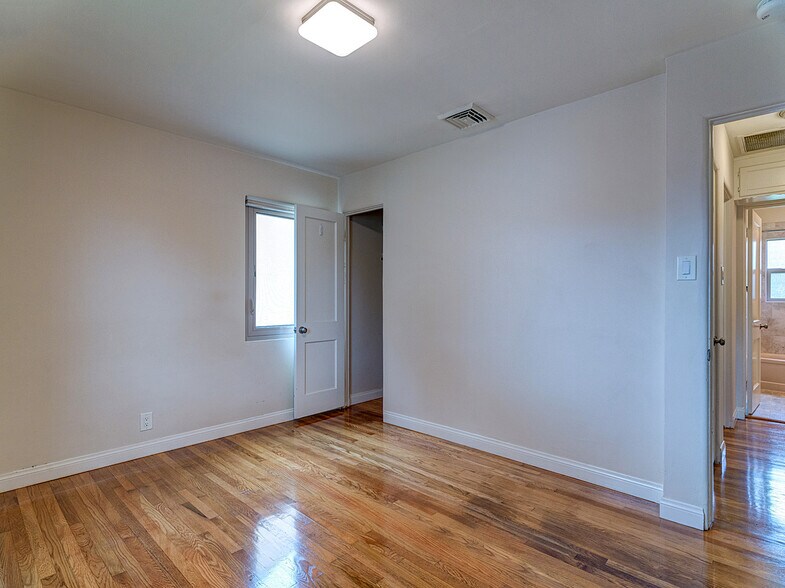 Building Photo - 8716 Bleriot Ave