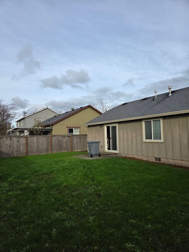 Building Photo - Beautiful Home! Large open living room! Double Car Garage! In private HOA neighborhood! Next to S...