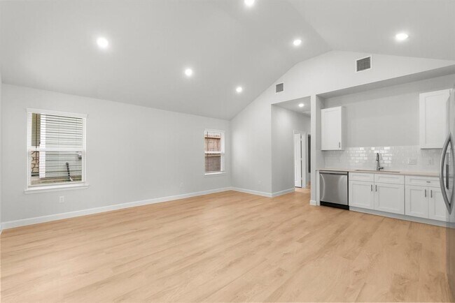 Building Photo - 16955 Balmoral St