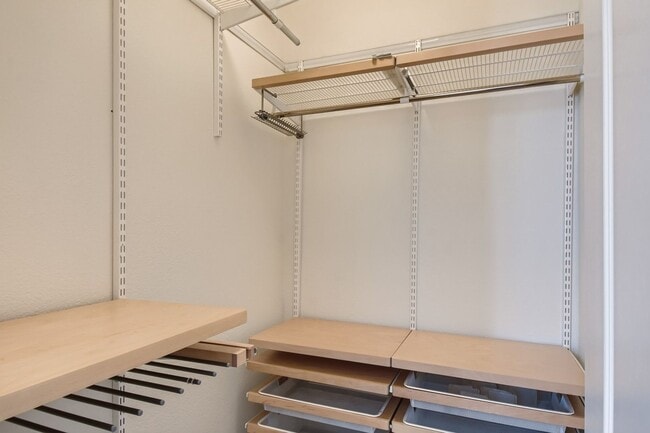 Building Photo - Spectrum Center, 2 Bed | 2 Bath Single Lev...