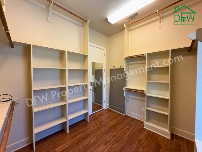 Building Photo - 4 Bedroom, 4 1/2 Bathroom Home with Pool for Lease in Irving