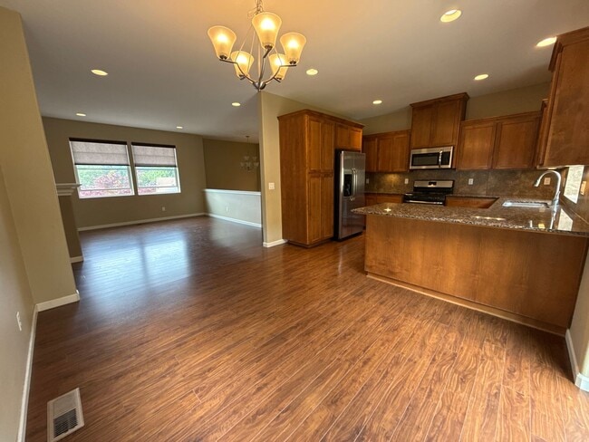 Building Photo - Beautiful 3 Bedroom  2.0 Bathroom Home in ...