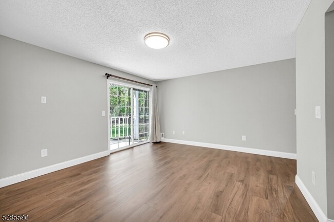 Building Photo - 116 Raintree Ln