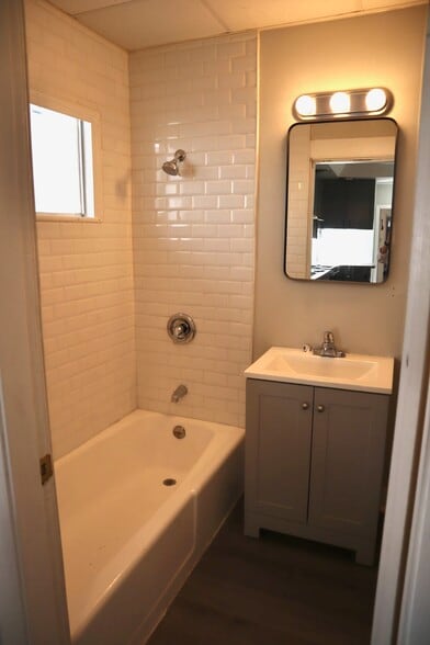 Bathroom - 37 Mead St