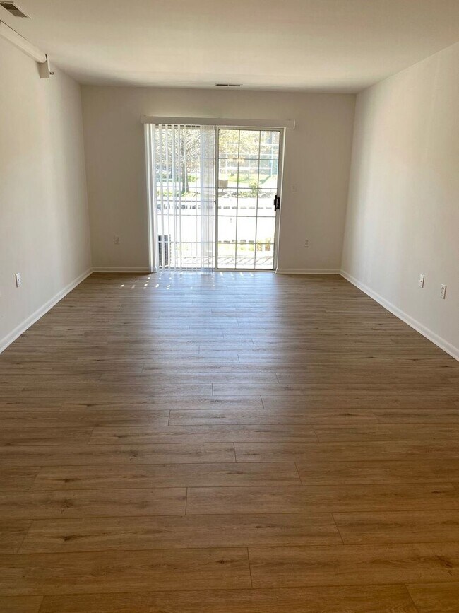 Building Photo - Two Bedroom Contemporary Style Apartment on the First Floor
